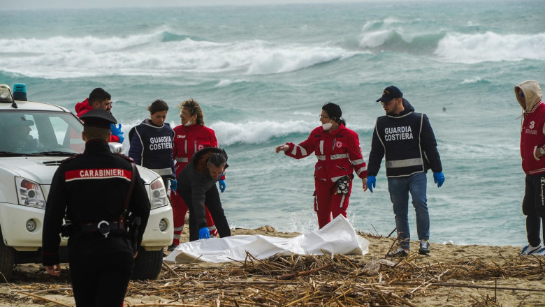 Photo of foto | O barcă plină cu migranți „s-a rupt în două” în largul coastelor Italiei. Cel puțin 58 de oameni, inclusiv un copil, au murit
